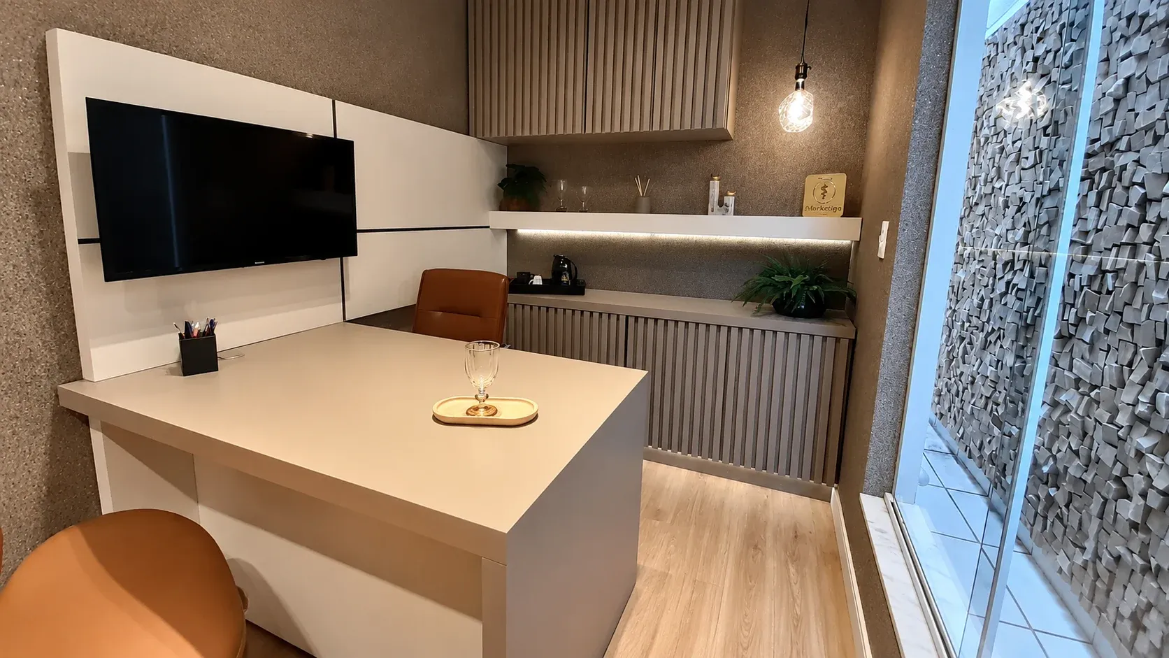 Ambiente corporativo planejado pela Marcenaria RR, com painel, bancada e marcenaria ripada