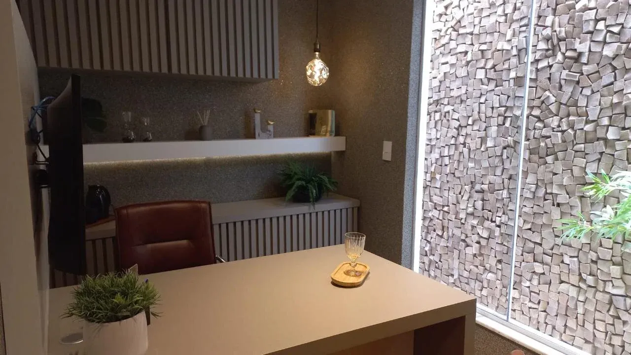 Mesa de atendimento para consultório médico com marcenaria planejada, armário ripado e iluminação LED