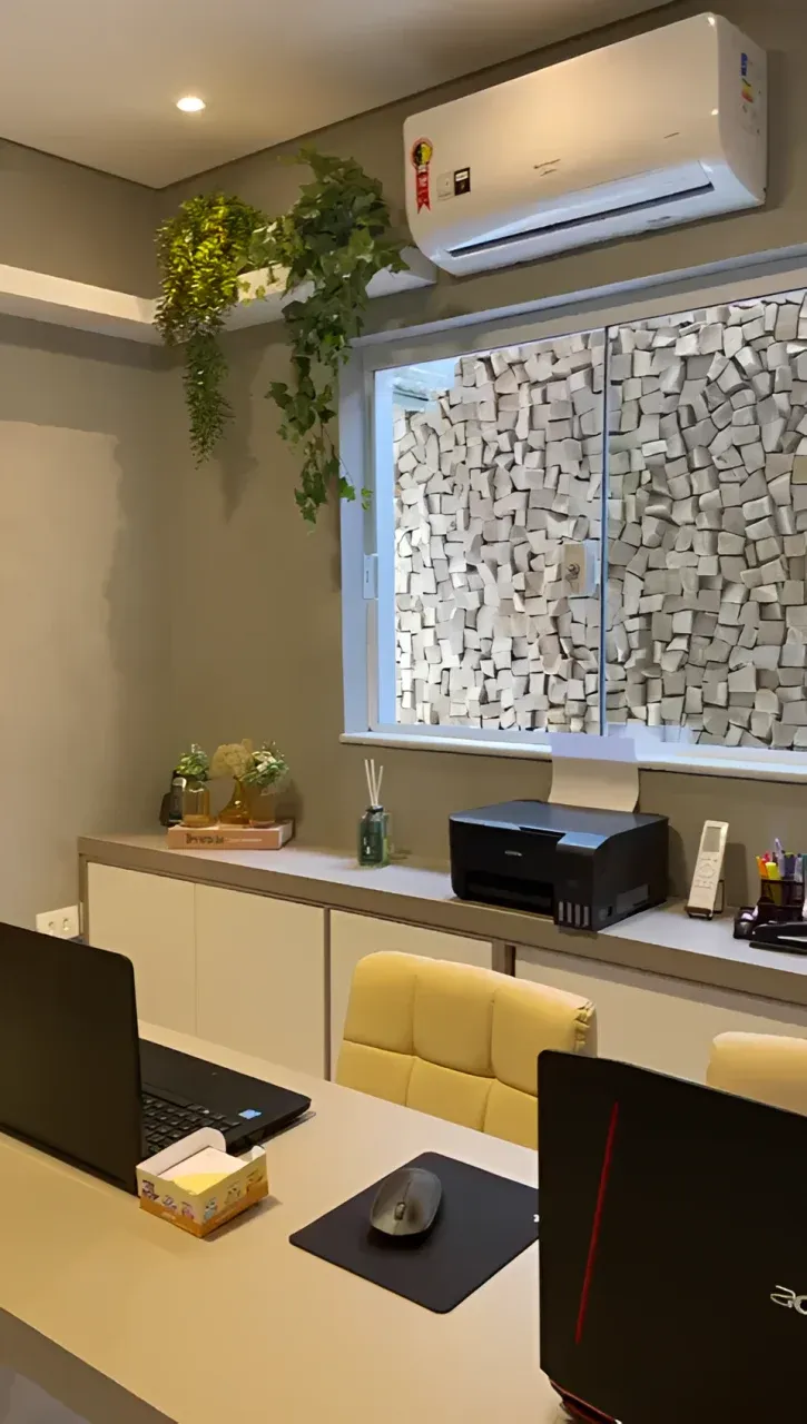 Bancada lateral planejada para consultório com gaveteiro e espaço para equipamentos