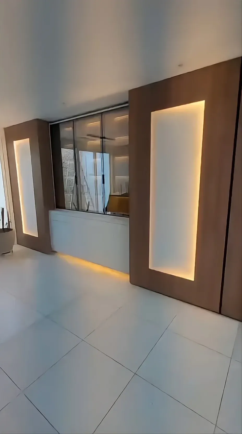 Cristaleira planejada com iluminação LED para sala