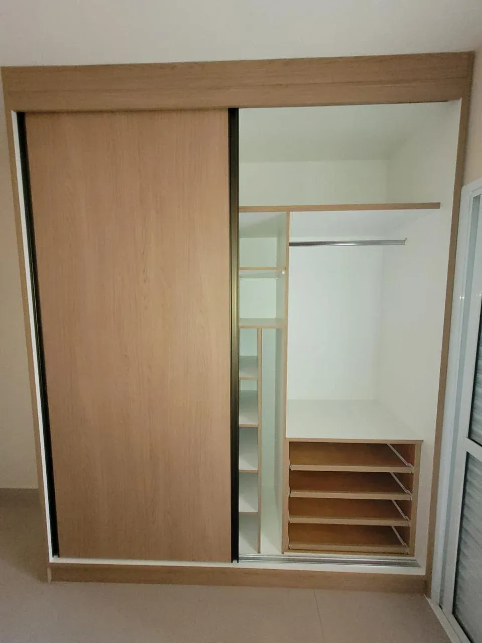 Divisão interna de guarda-roupa planejado mostrando gavetas, cabideiro e maleiro