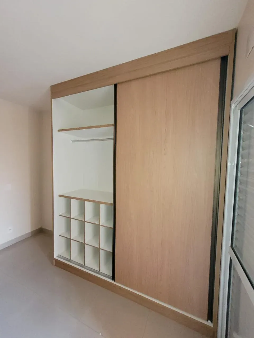 Interior de guarda-roupa planejado com nichos organizadores estilo colmeia para calçados