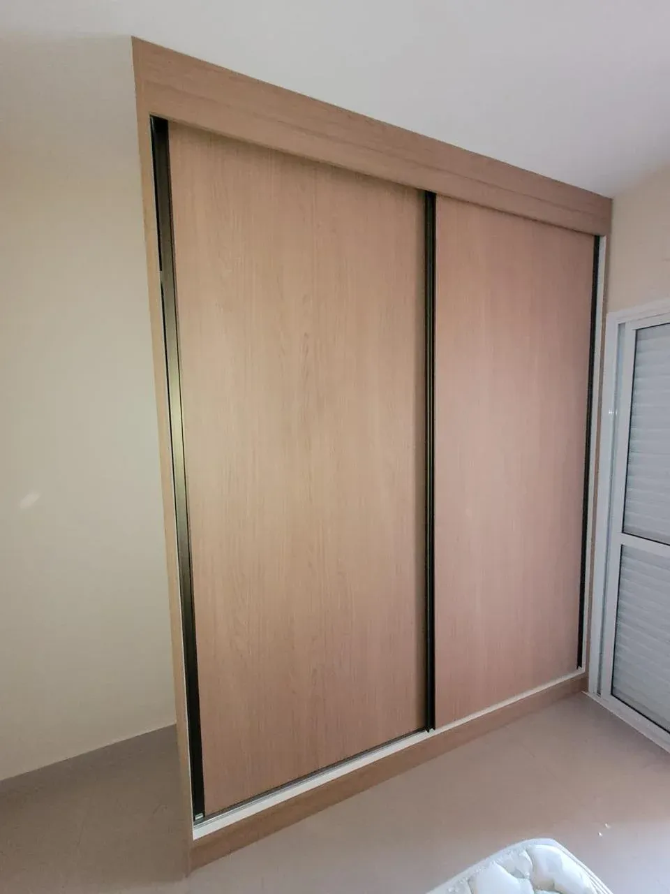 Guarda-roupa planejado em quarto residencial feito pela Marcenaria RR