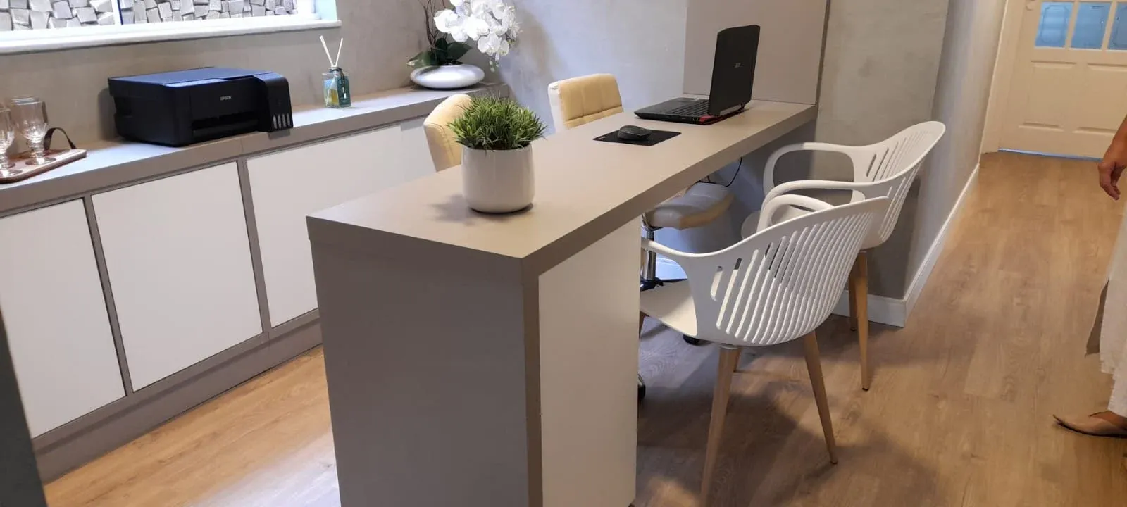 Escritório planejado com bancada e armários feito pela Marcenaria RR
