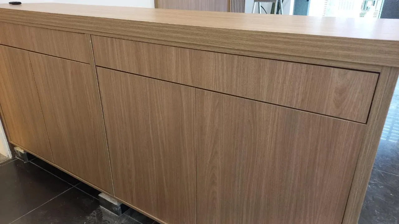 Mobiliário interno do balcão de recepção com gavetas e portas planejadas